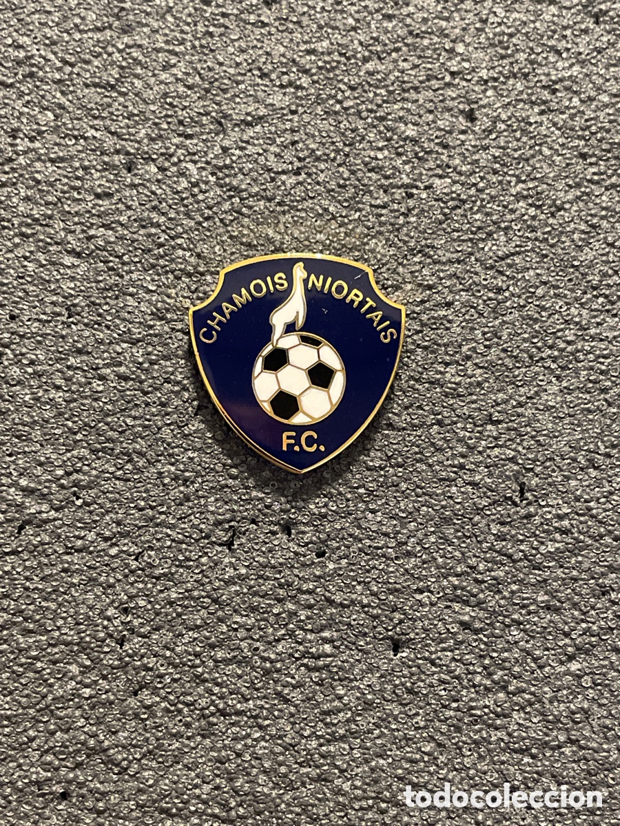 Coleccionismo deportivo: Pin 220 CHAMOIS NIORTAIS F.C. - Niort