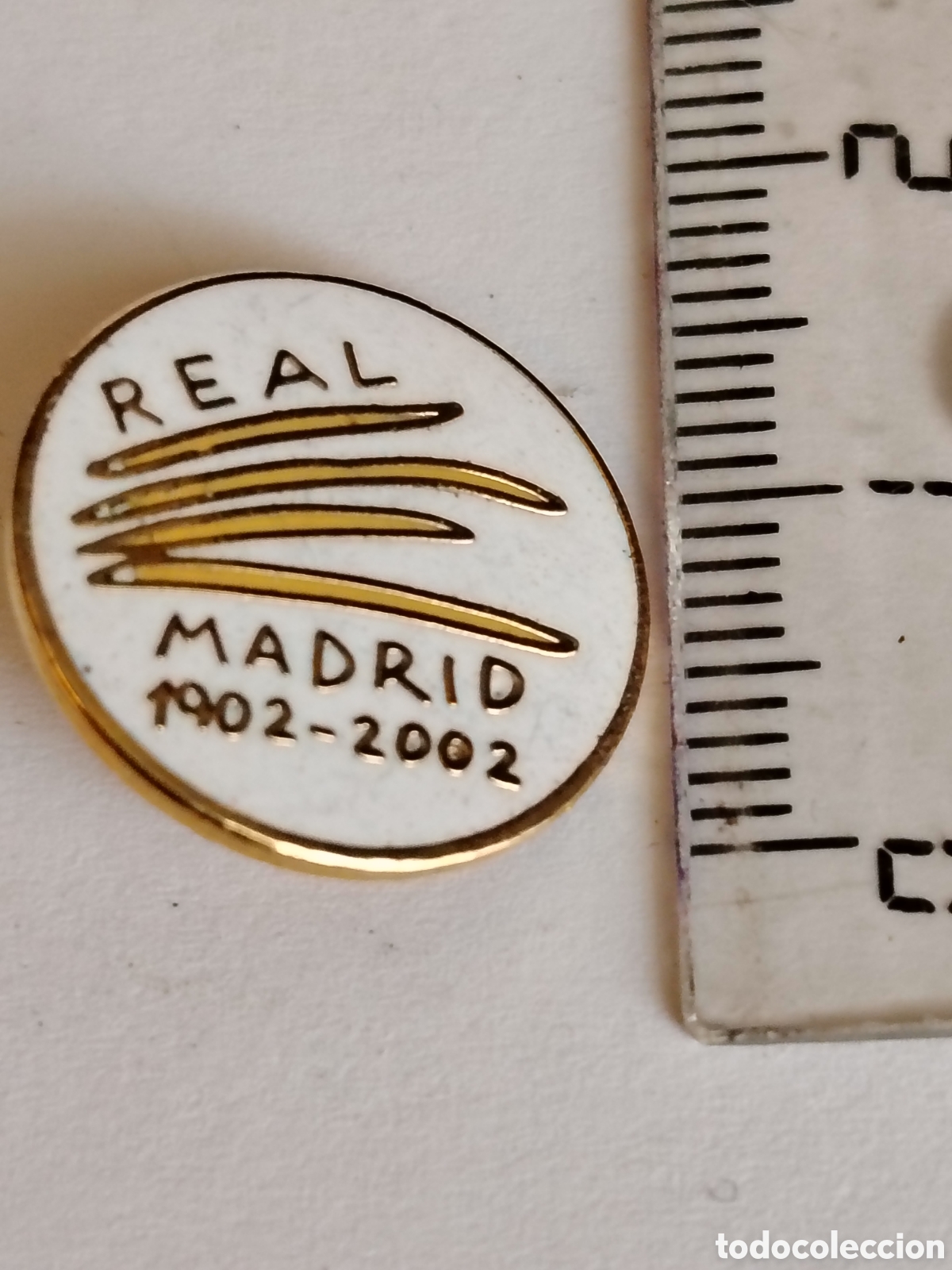 Coleccionismo deportivo: Insignia Centenario del Real Madrid 1902-2002 - Foto 1