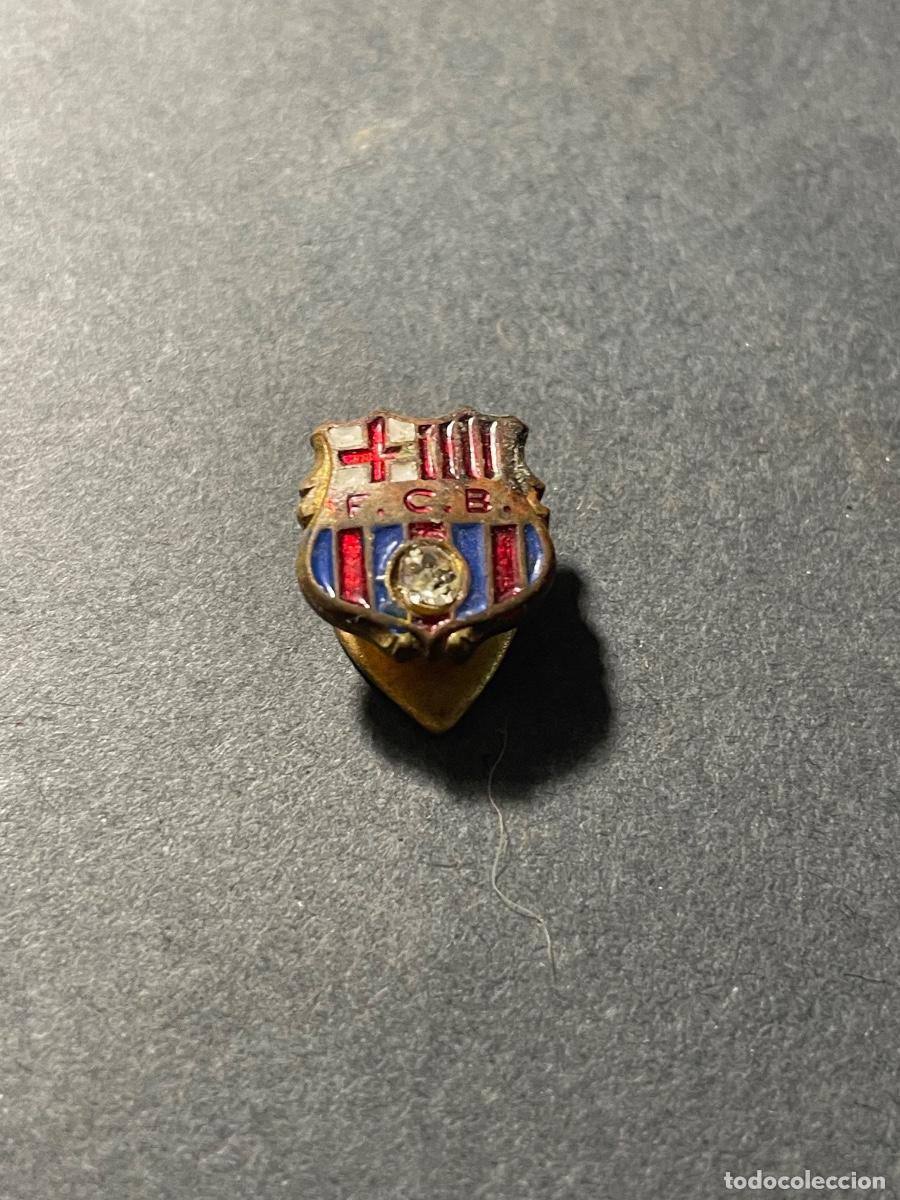Coleccionismo deportivo: FUTBOL - F.C.B. ANTIGUA INSIGNIA SOLAPERA , CON PIEDRA TALLADA EN EL LUGAR DE LA PELOTA ORIGINAL