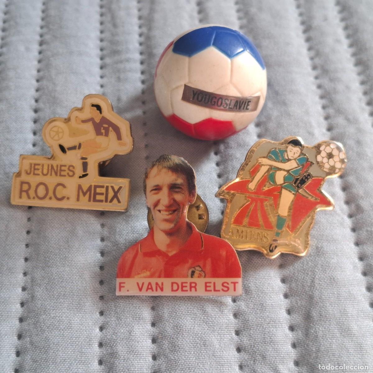 Colecionismo desportivo: Lote de 4 pins vintage de f&uacute;tbol