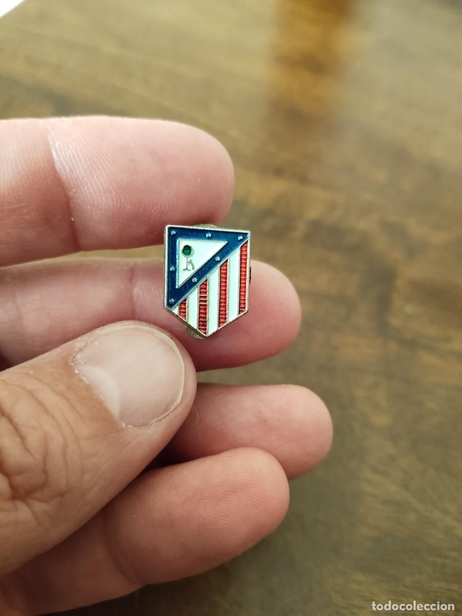 Coleccionismo deportivo: Antigua insignia de ojal del Atl&eacute;tico de Madrid.