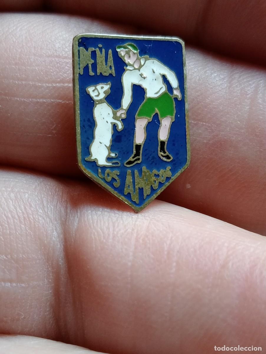 Coleccionismo deportivo: INSIGNIA DE FUTBOL PE&Ntilde;A LOS AMIGOS, IDENTIFICAR PINS SOLAPA
