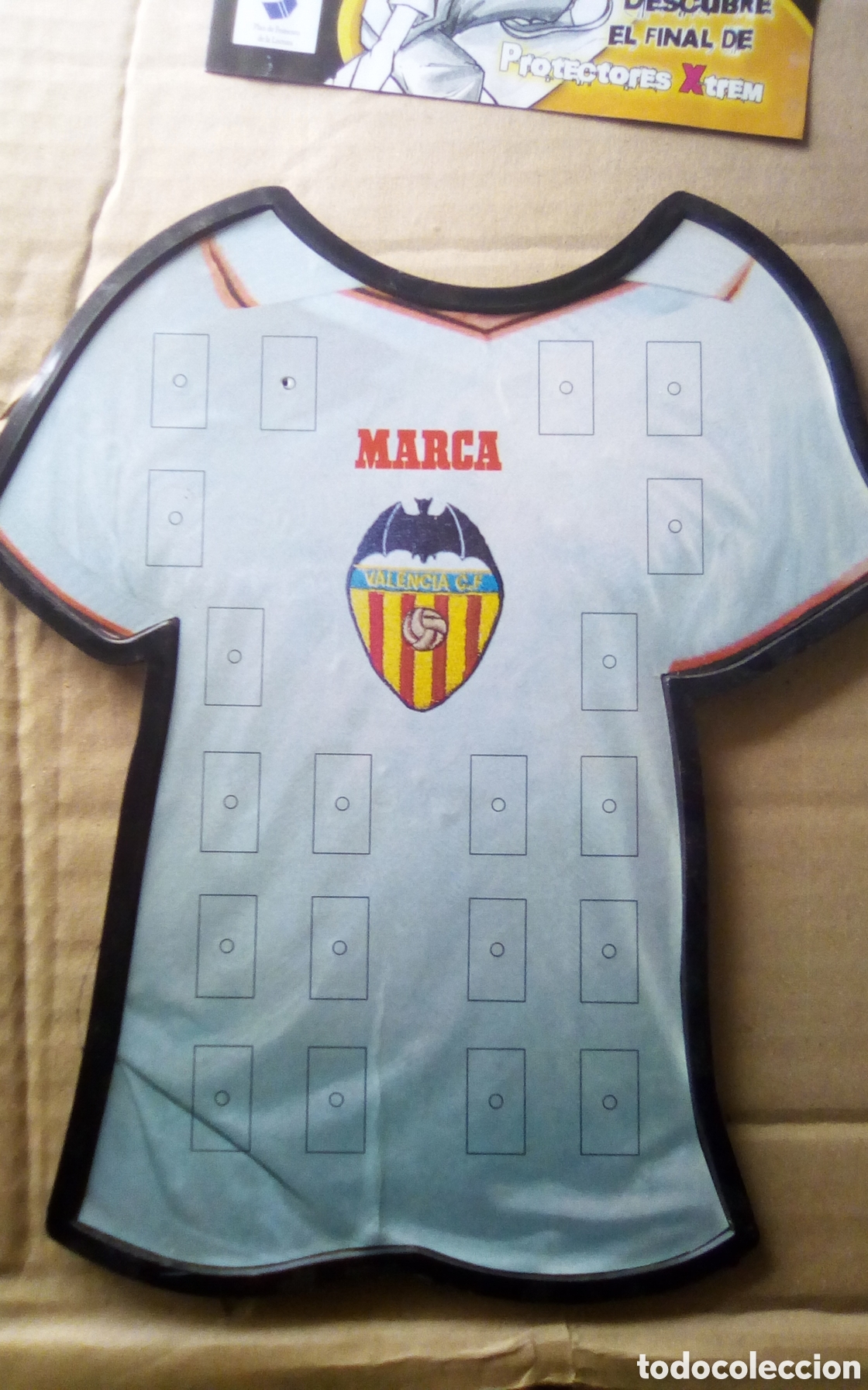 Coleccionismo deportivo: Camiseta metopa. Para colocar los pins del Valencia C. F. Obsequio diario Marca. Mide 23 x 26 cm.