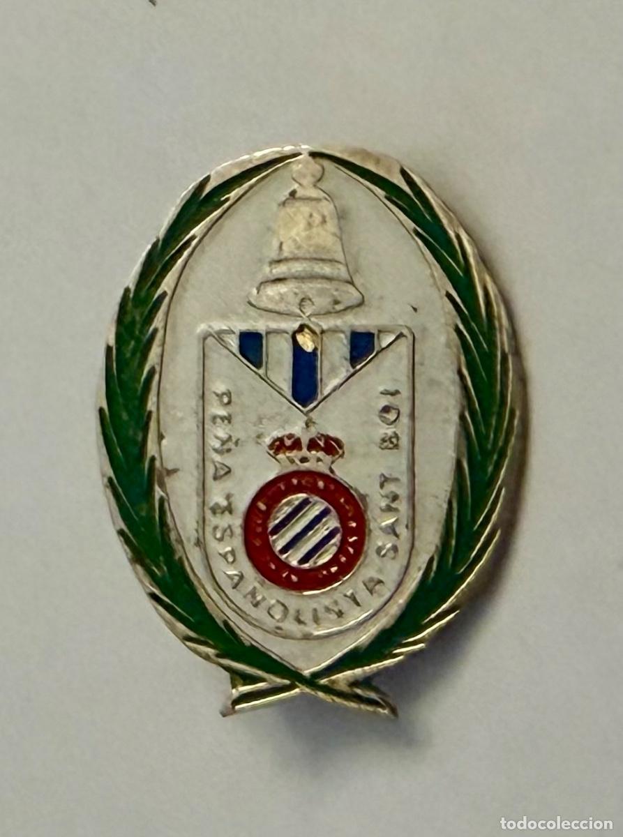 Coleccionismo deportivo: ANTIGUA INSIGNIA PE&Ntilde;A ESPA&Ntilde;OLISTA SANT BOI - RCD ESPANYOL