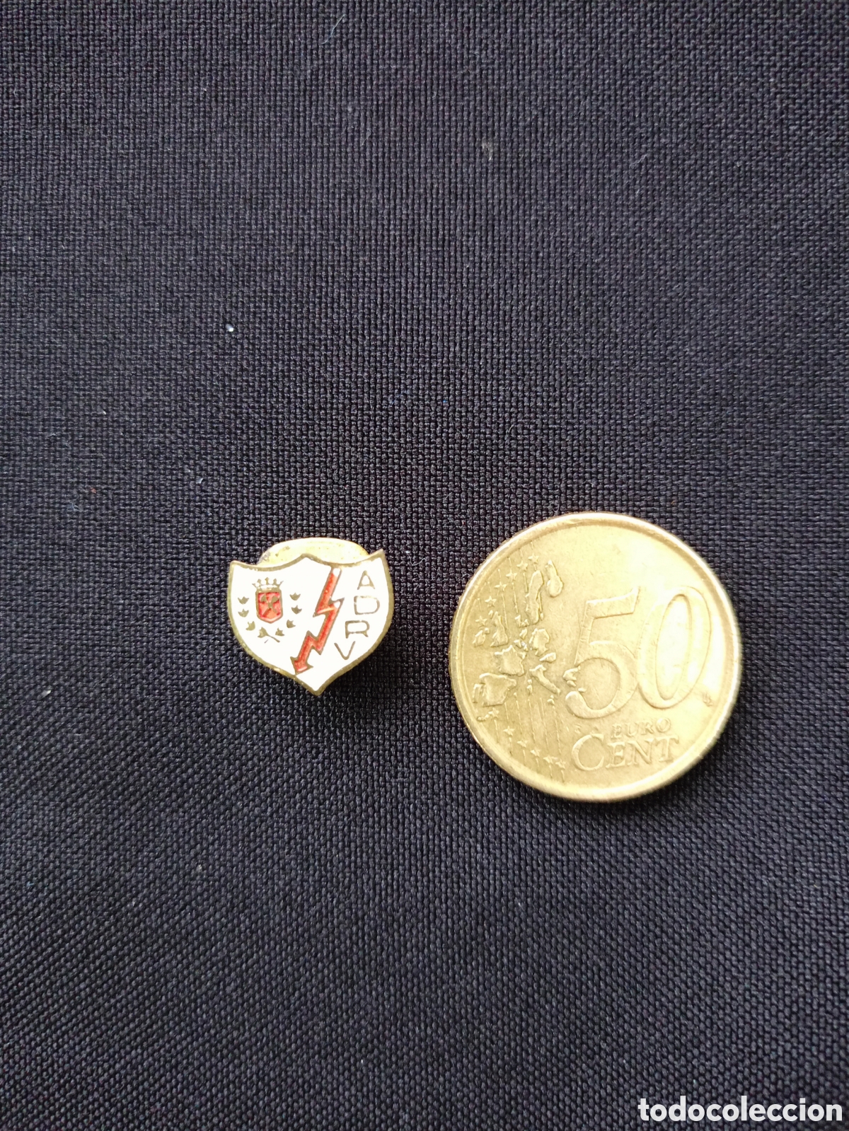 Coleccionismo deportivo: FUTBOL. ANTIGUA INSIGNIA DE SOLAPA RAYO VALLECANO