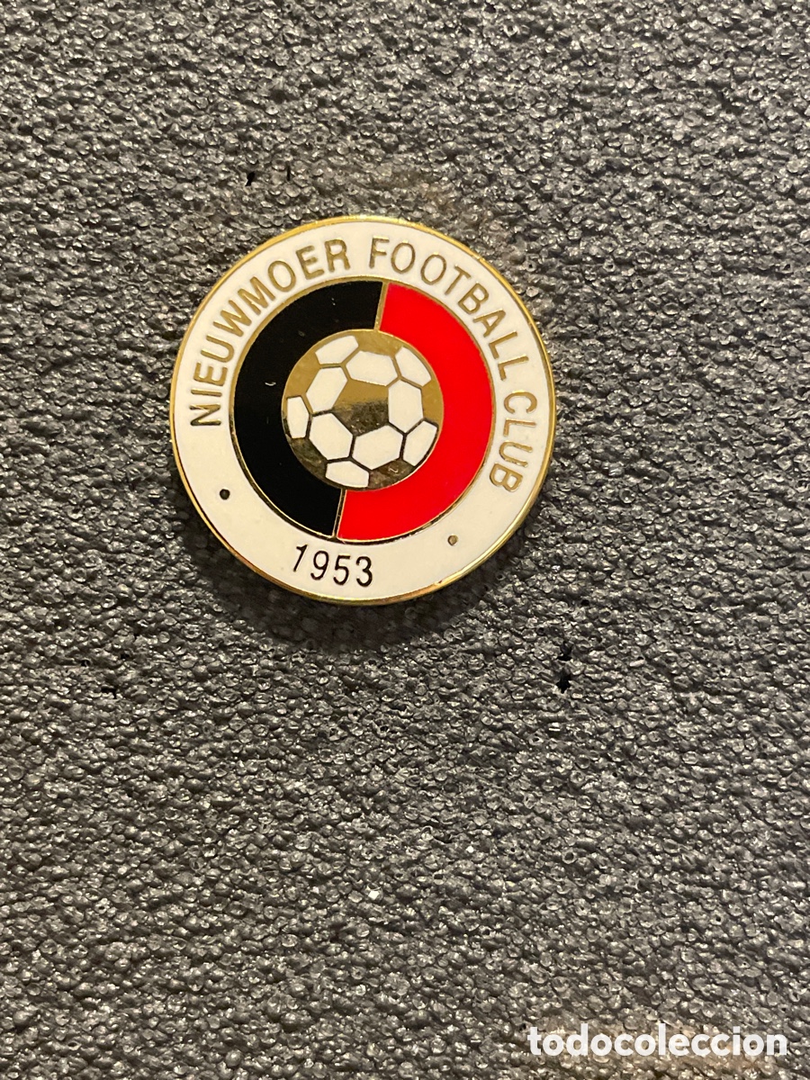 Coleccionismo deportivo: Pin 107 NIEUWMOER F.C. - Kalmthout
