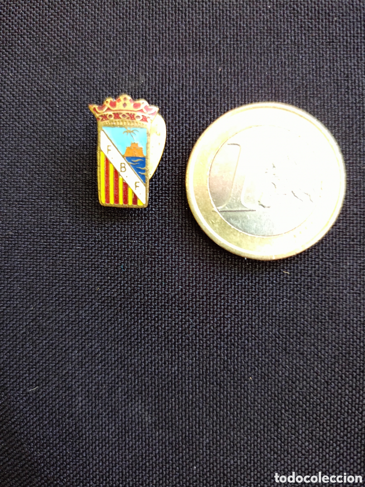 Coleccionismo deportivo: FUTBOL. INSIGNIA DE SOLAPA - Foto 1