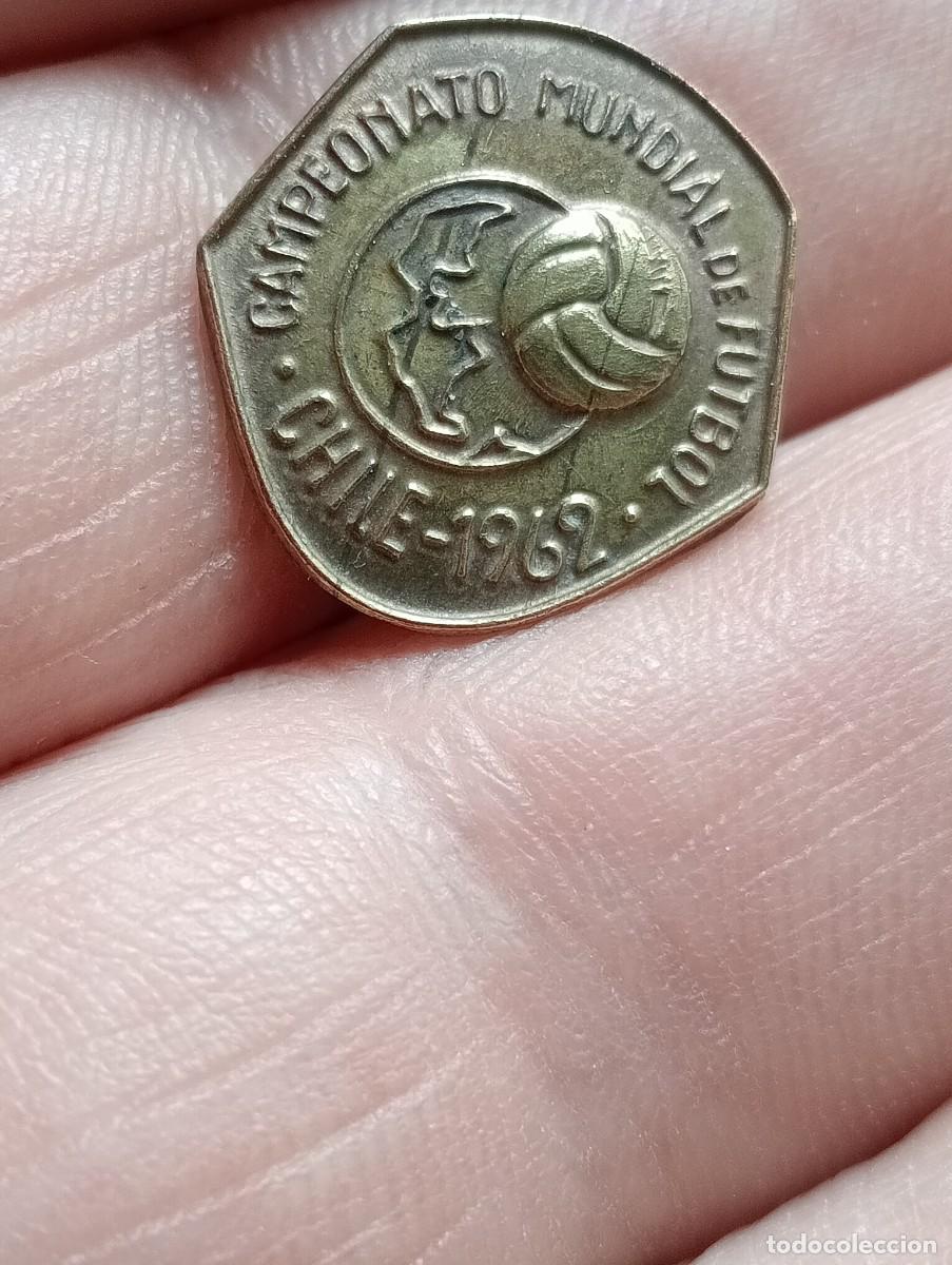 Coleccionismo deportivo: INSIGNIA DE FUTBOL CAMPEONATO MUNDIAL CHILE 1962 PINS ALFILER