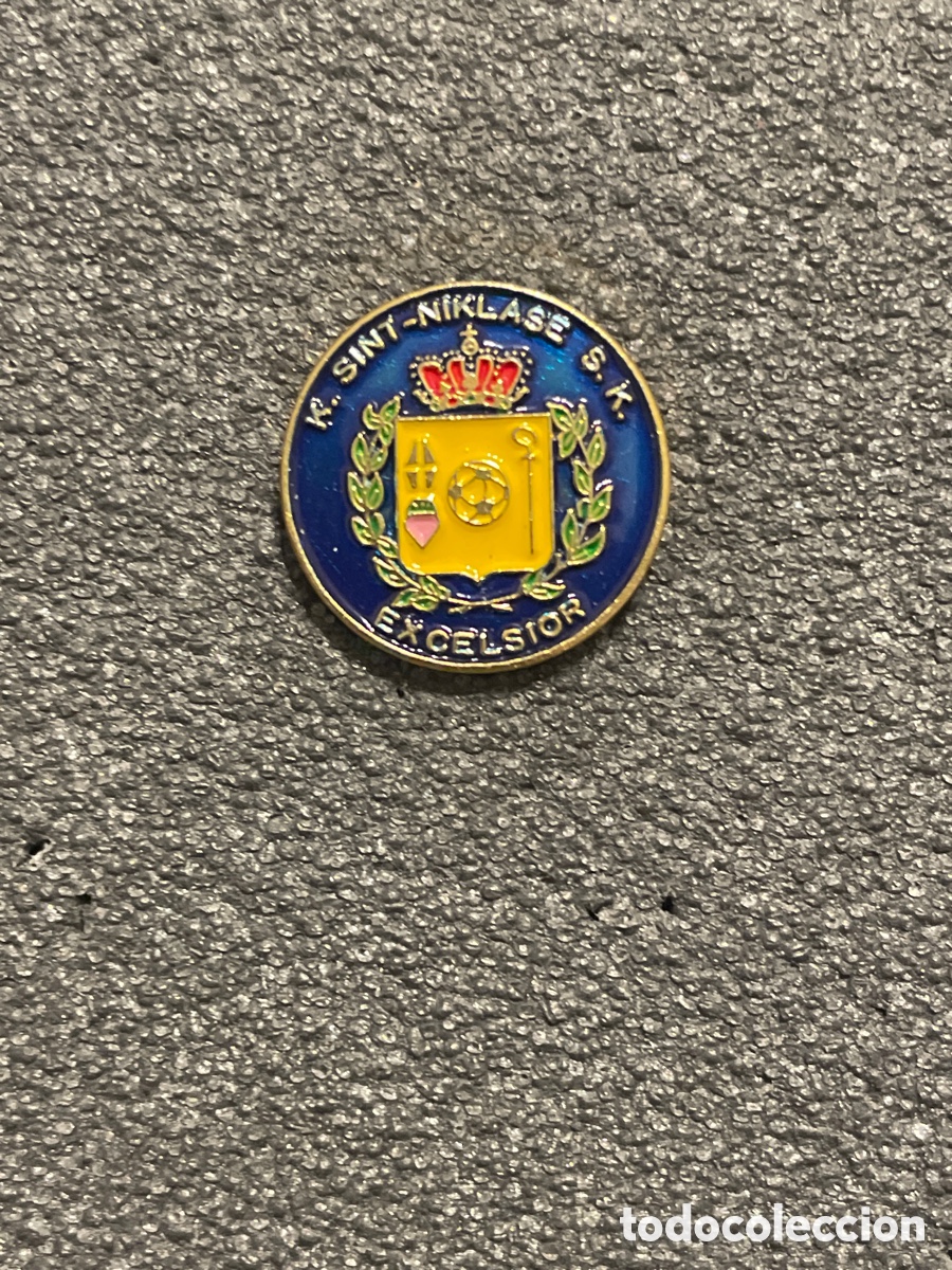 Coleccionismo deportivo: Pin 124 K. SINT NIKLASE SK EXCELSIOR - Sint Niklase