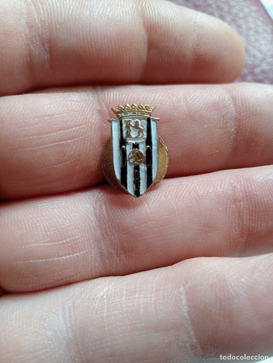 Coleccionismo deportivo: insignia antigua solapa f&uacute;tbol CLUB DEPORTIVO BADAJOZ