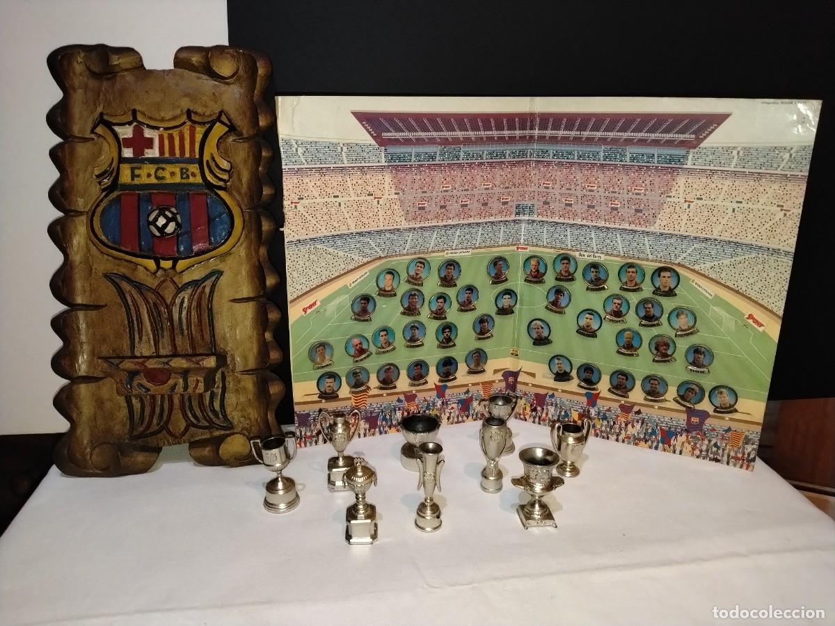 Coleccionismo deportivo: JUEGO FC.BARCELONA DE CARTEL EN MADERA + JUEGO COMPLETO 41 PINS 1993 + 9 COPAS