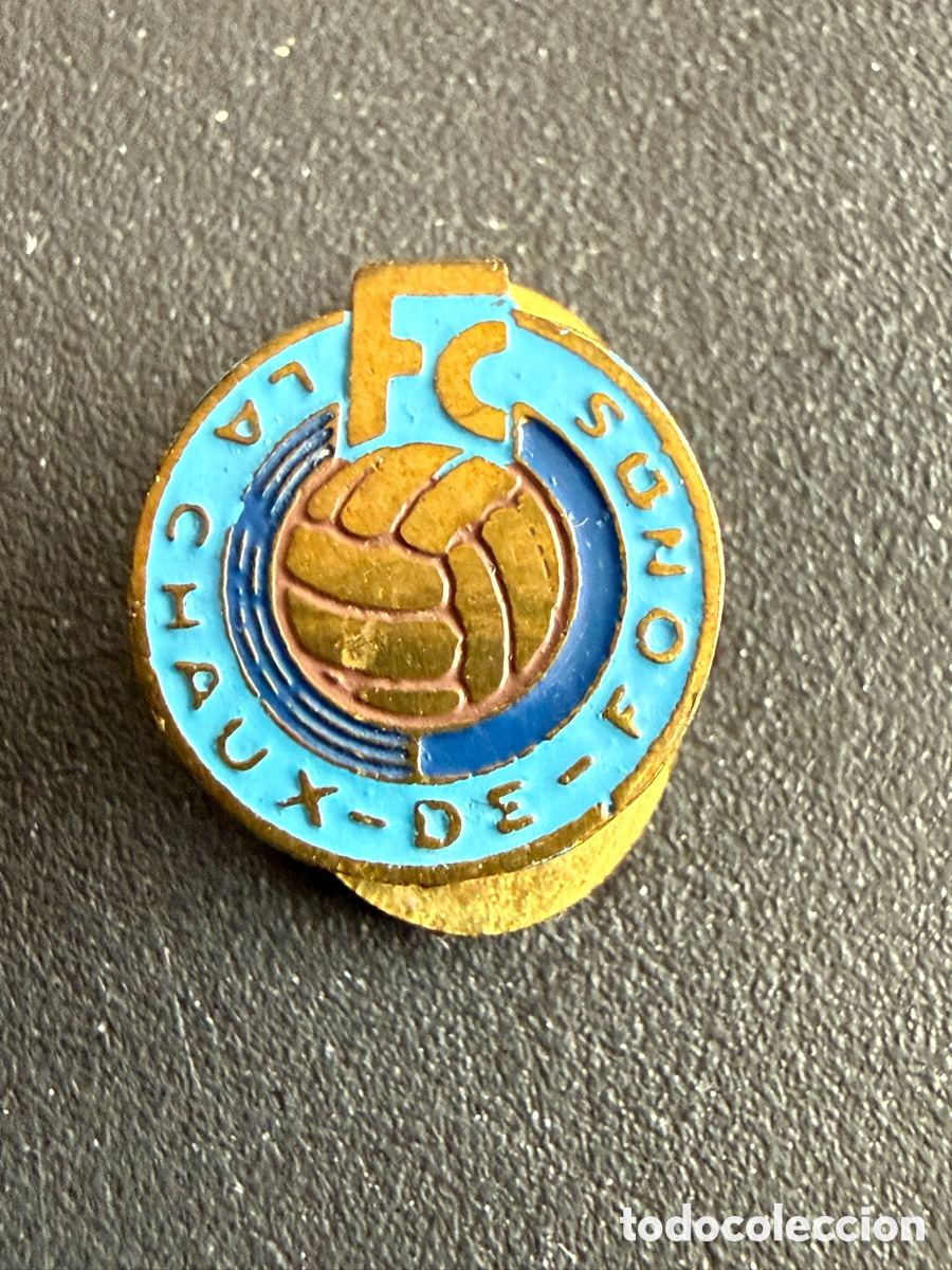 Coleccionismo deportivo: Insignia. F&uacute;tbol Francia. LE CHAUX DE FONDS. a&ntilde;os 50