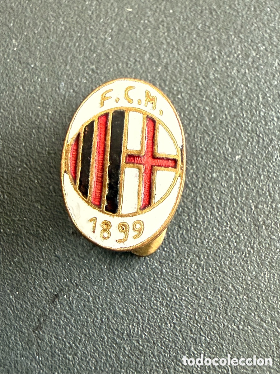 Coleccionismo deportivo: Antigua Insignia. F&uacute;tbol. MIL&Aacute;N. a&ntilde;os 50