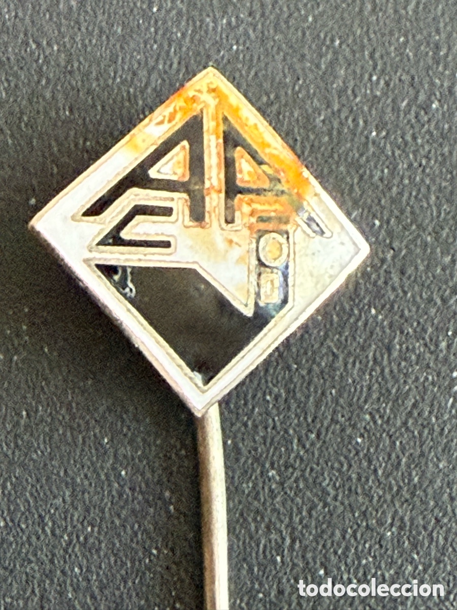 Coleccionismo deportivo: Insignia Aguja. F&uacute;tbol Portugu&eacute;s. COIMBRA FC. a&ntilde;os 60