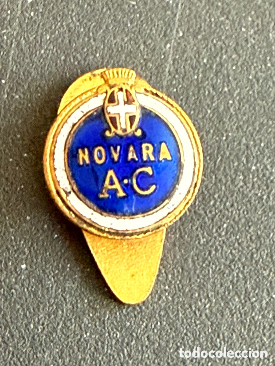 Coleccionismo deportivo: Insignia. F&uacute;tbol CALCIO. Rara. NOVARA AC. A&ntilde;os 50