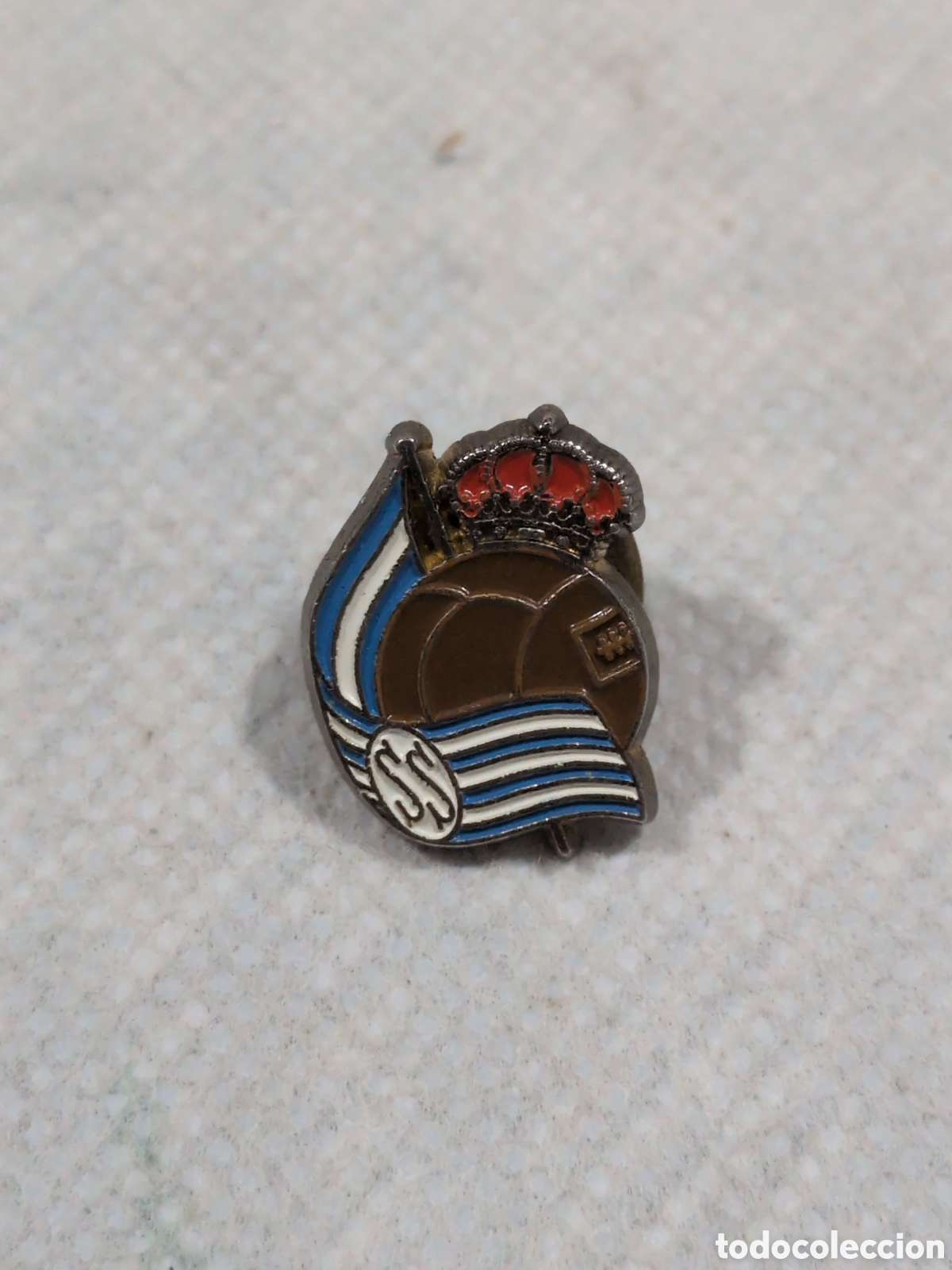 Coleccionismo deportivo: Antigua insignia de la Real Sociedad