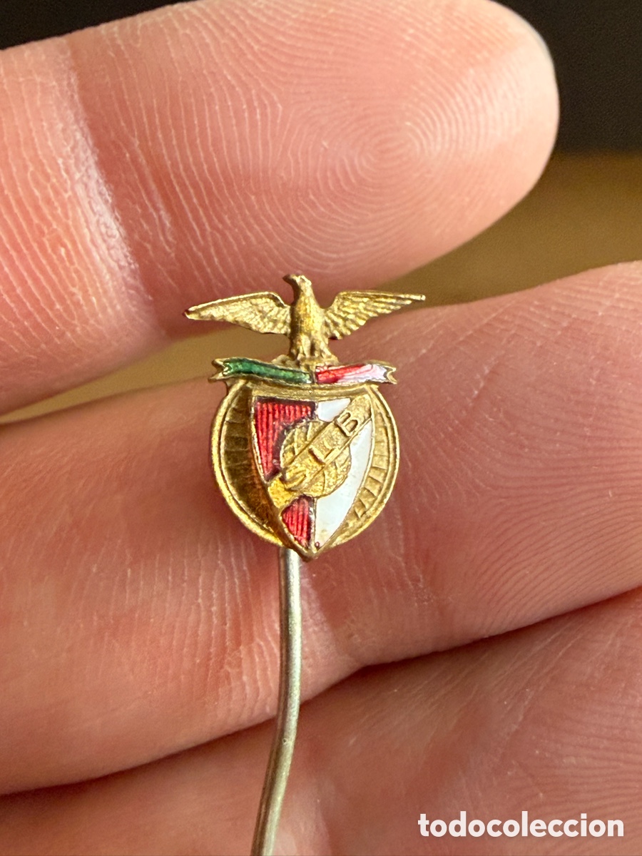 Coleccionismo deportivo: INSIGNIA AGUJA. F&Uacute;TBOL PORTUGAL. BENFICA. a&ntilde;os 60
