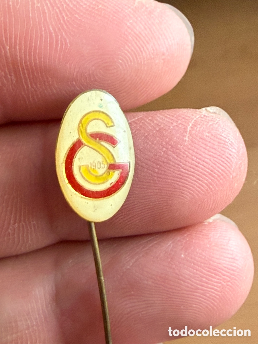 Coleccionismo deportivo: Insignia Aguja. F&Uacute;TBOL TURQU&Iacute;A. GALATASARAY. a&ntilde;os 60