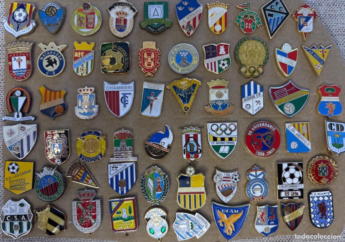 Coleccionismo deportivo: Lote 60 pins futbol Espa&ntilde;a