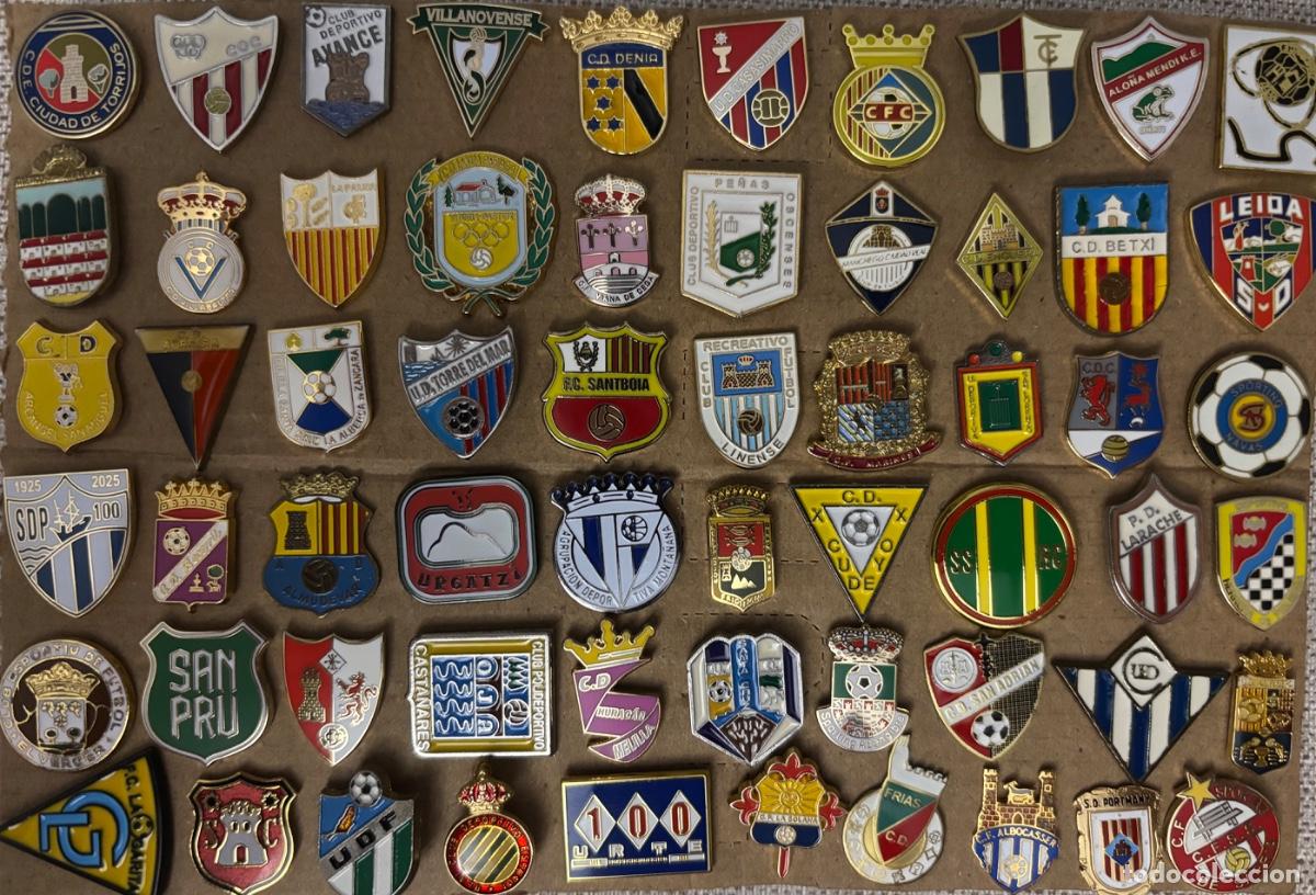 Coleccionismo deportivo: Lote 60 pins futbol Espa&ntilde;a