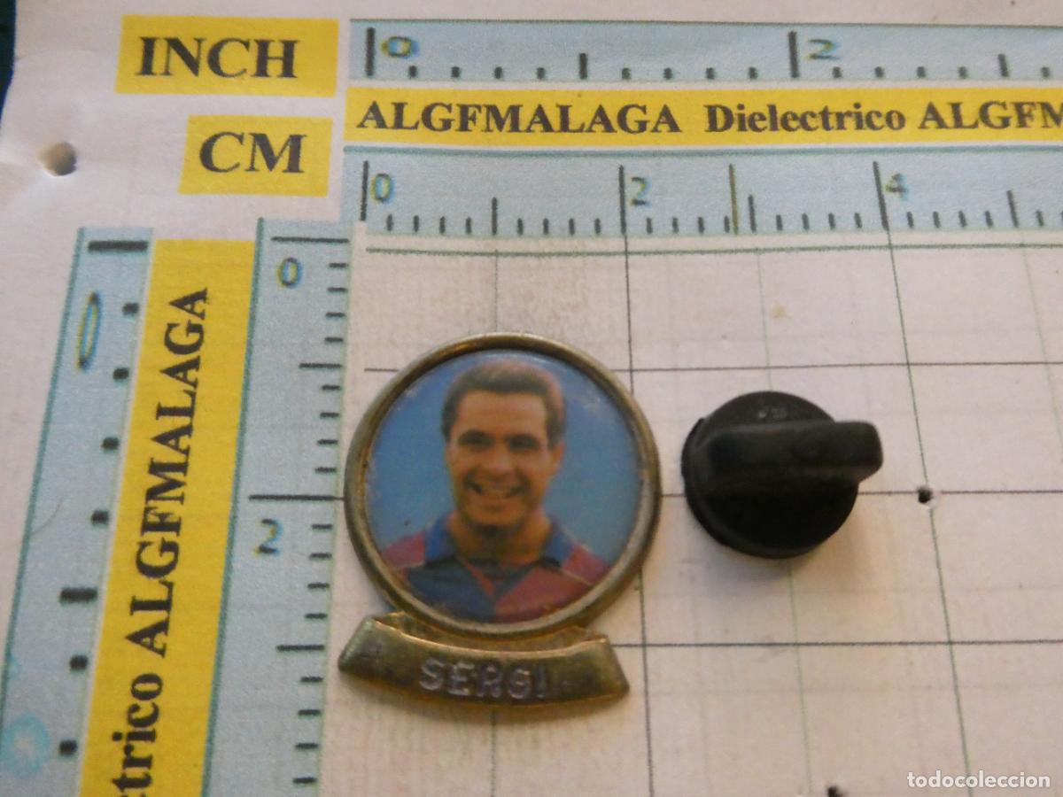 Coleccionismo deportivo: PIN DE DEPORTES. F&Uacute;TBOL CLUB BARCELONA. A&Ntilde;OS 90. JUGADOR SERGI BARJUAN ATL&Eacute;TICO MADRID ESPA&Ntilde;A