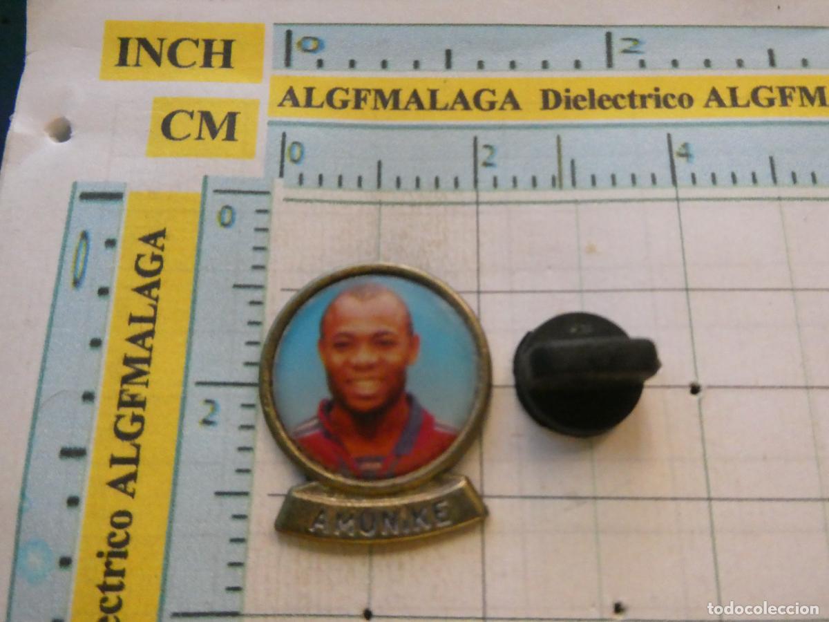 Coleccionismo deportivo: PIN DE DEPORTES. F&Uacute;TBOL CLUB BARCELONA. A&Ntilde;OS 90. JUGADOR AMUNIKE NIGERIA