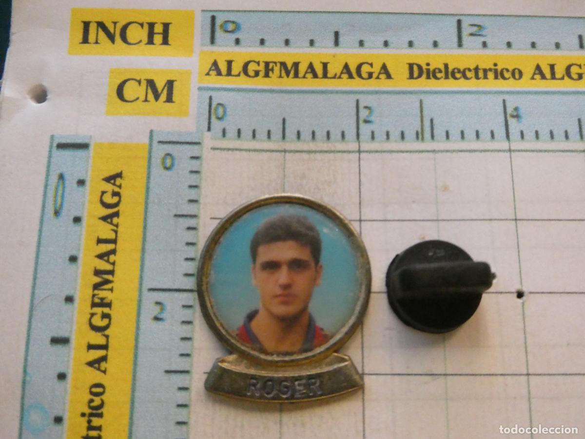 Coleccionismo deportivo: PIN DE DEPORTES. F&Uacute;TBOL CLUB BARCELONA. A&Ntilde;OS 90. JUGADOR ROGER VILLAREAL AJAX ESPA&Ntilde;OL