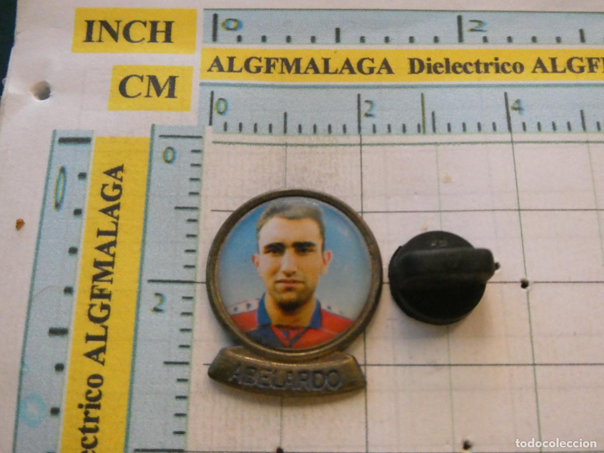 Coleccionismo deportivo: PIN DE DEPORTES. F&Uacute;TBOL CLUB BARCELONA. A&Ntilde;OS 90. JUGADOR PITU ABELARDO SPORTING GIJ&Oacute;N ALAV&Eacute;S