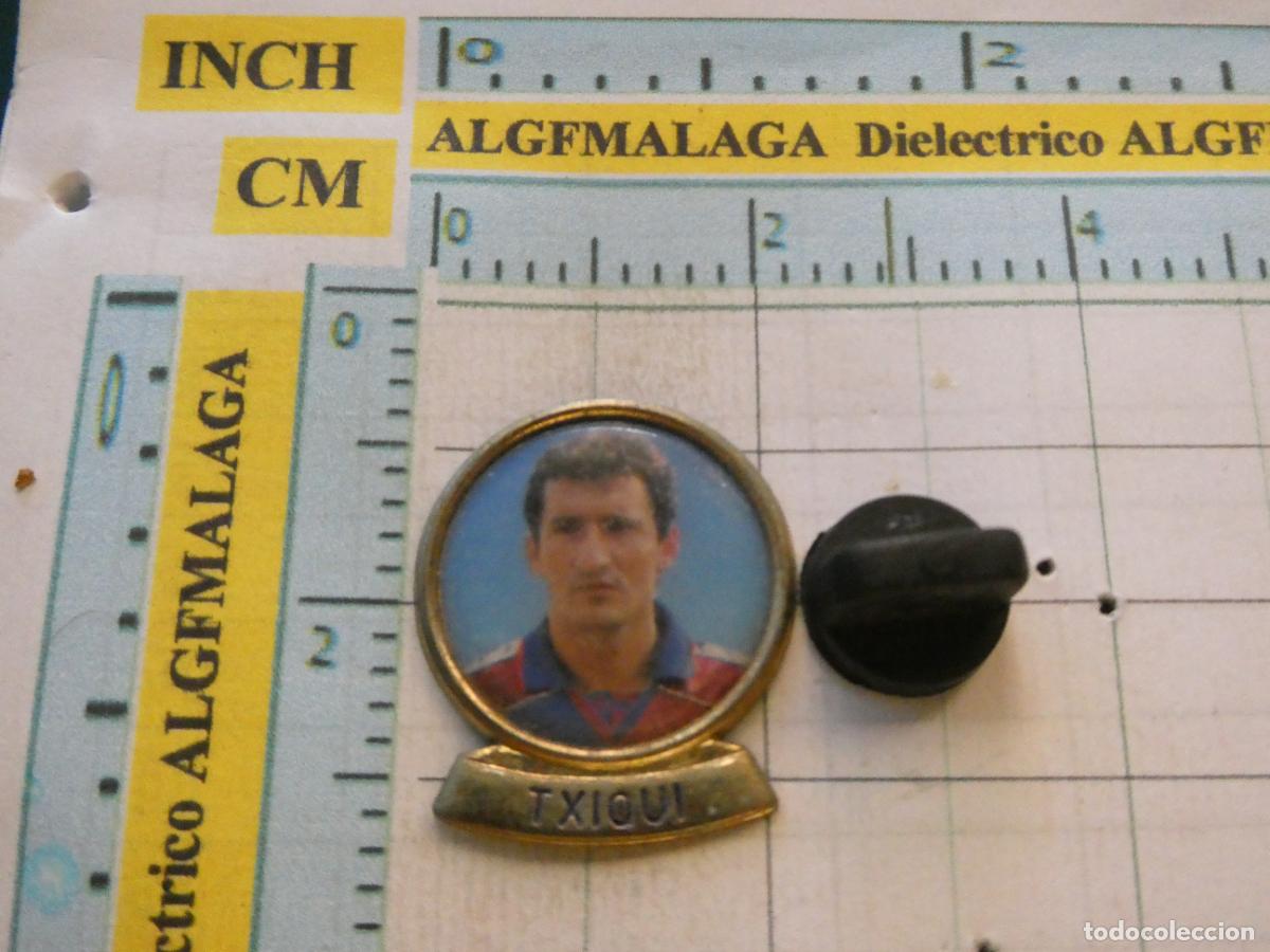 Coleccionismo deportivo: PIN DE DEPORTES. F&Uacute;TBOL CLUB BARCELONA. A&Ntilde;OS 90. JUGADOR TXIQUI BERIGISTAIN REAL SOCIEDAD CORU&Ntilde;A