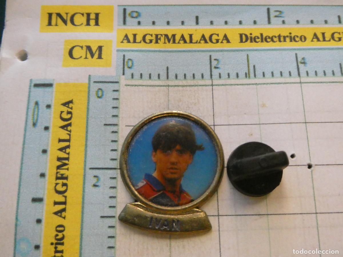 Coleccionismo deportivo: PIN DE DEPORTES. F&Uacute;TBOL CLUB BARCELONA. A&Ntilde;OS 90. JUGADOR IVAN IGLESIAS SPORTING OVIEDO
