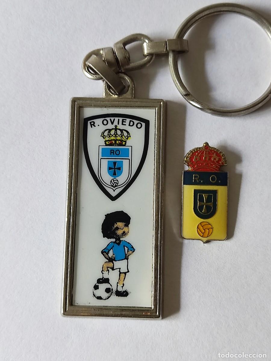 Coleccionismo deportivo: LOTE DE LLAVERO Y PIN DEL REAL OVIEDO.