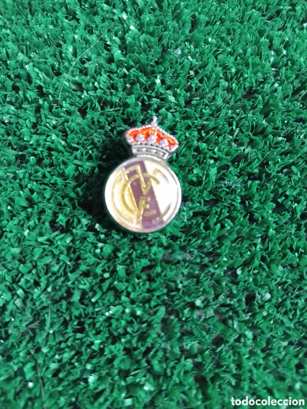 Coleccionismo deportivo: Pin de solapa antiguo del Real Madrid