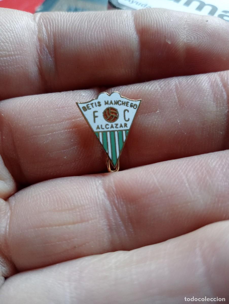 Coleccionismo deportivo: INSIGNIA ESMALTADA FUTBOL BETIS MANCHEGO FC ALCAZAR