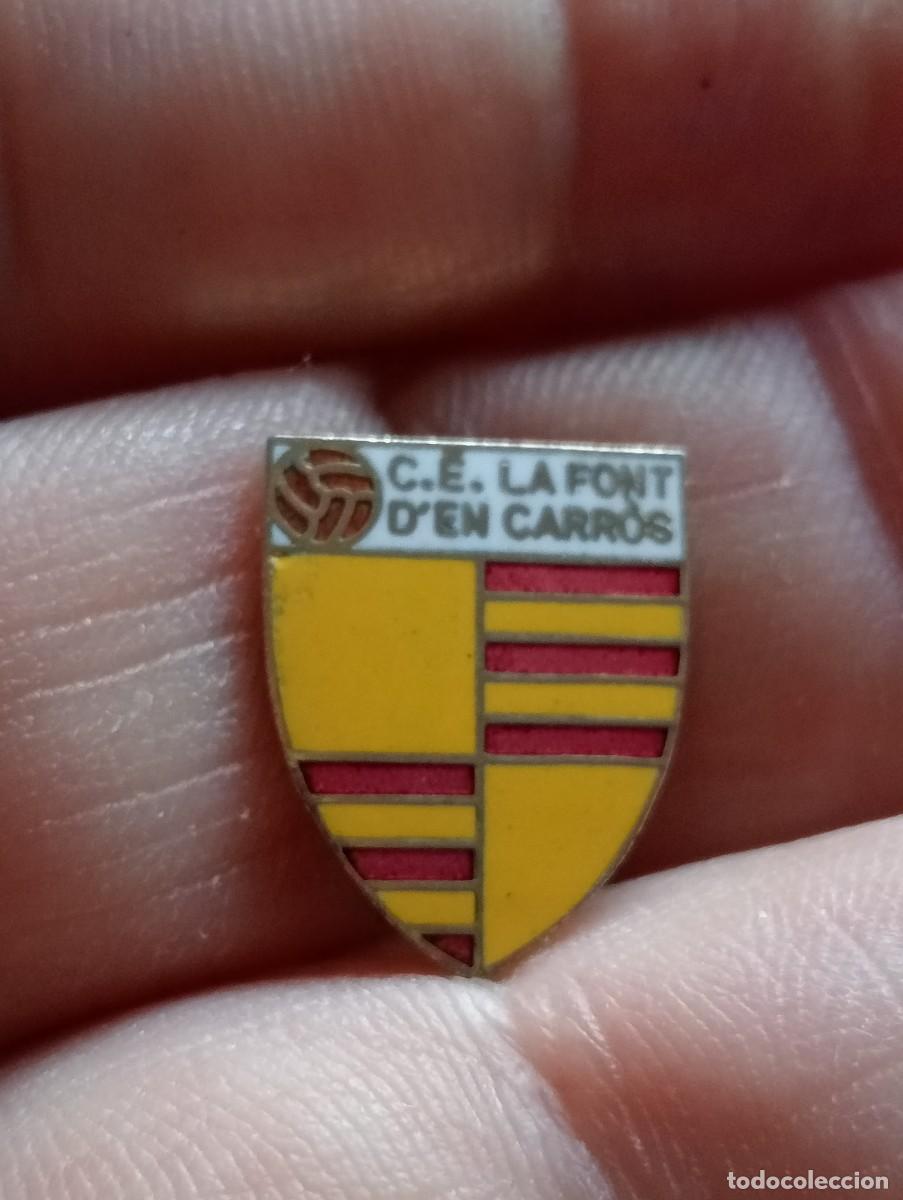 Coleccionismo deportivo: INSIGNIA ESMALTADA F&Uacute;TBOL CE LA FONT D'EN CARR&Oacute;S VALENCIA