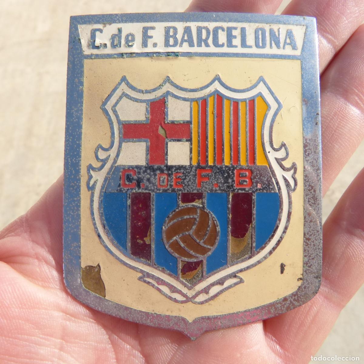 Coleccionismo deportivo: Antigua placa de metal para coche, futbol club Barcelona, 32,53gr.