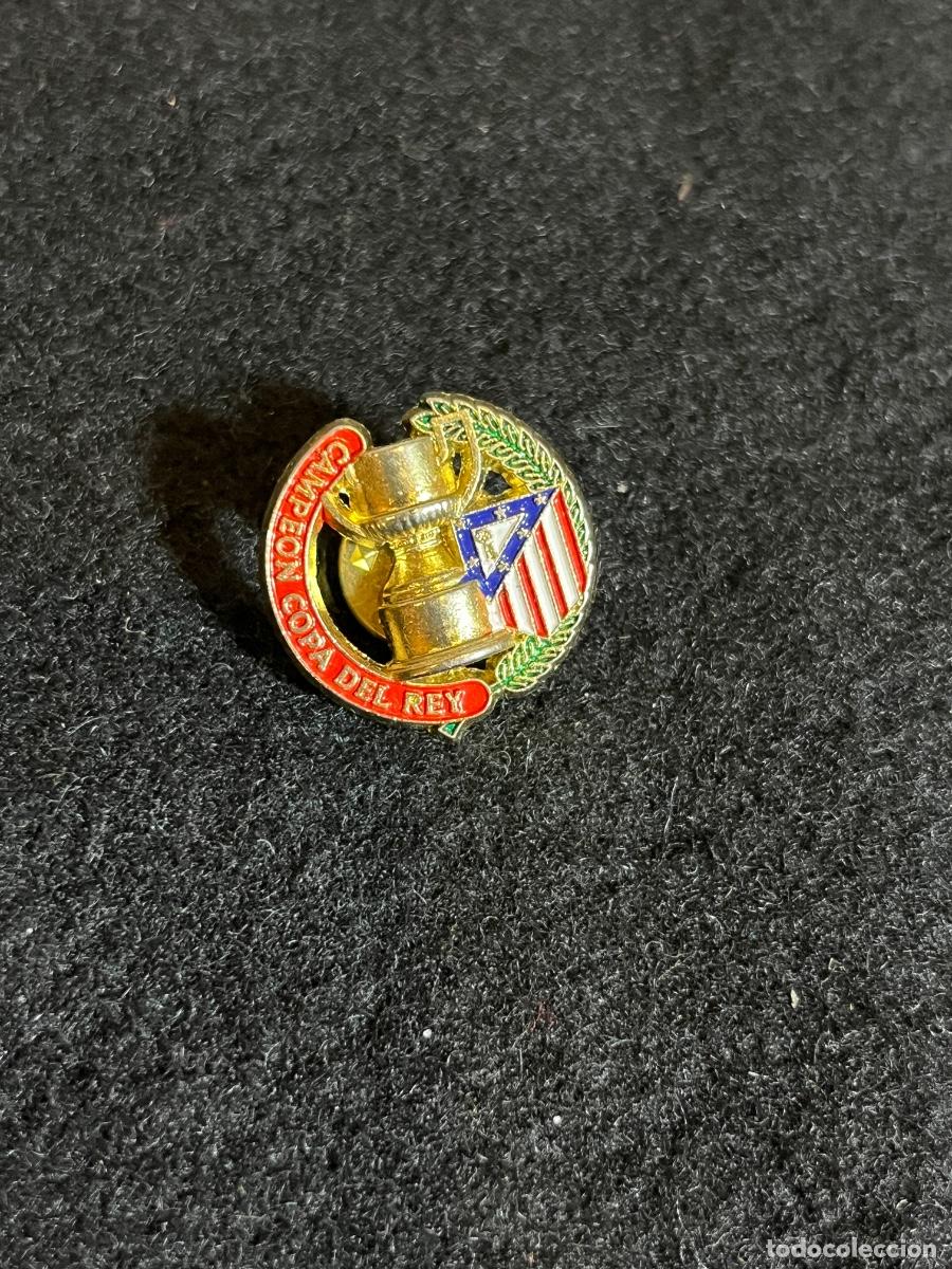 Coleccionismo deportivo: Pin Atl&eacute;tico de Madrid campe&oacute;n Copa del Rey insignia vintage f&uacute;tbol esmaltada coleccionismo 1995/96