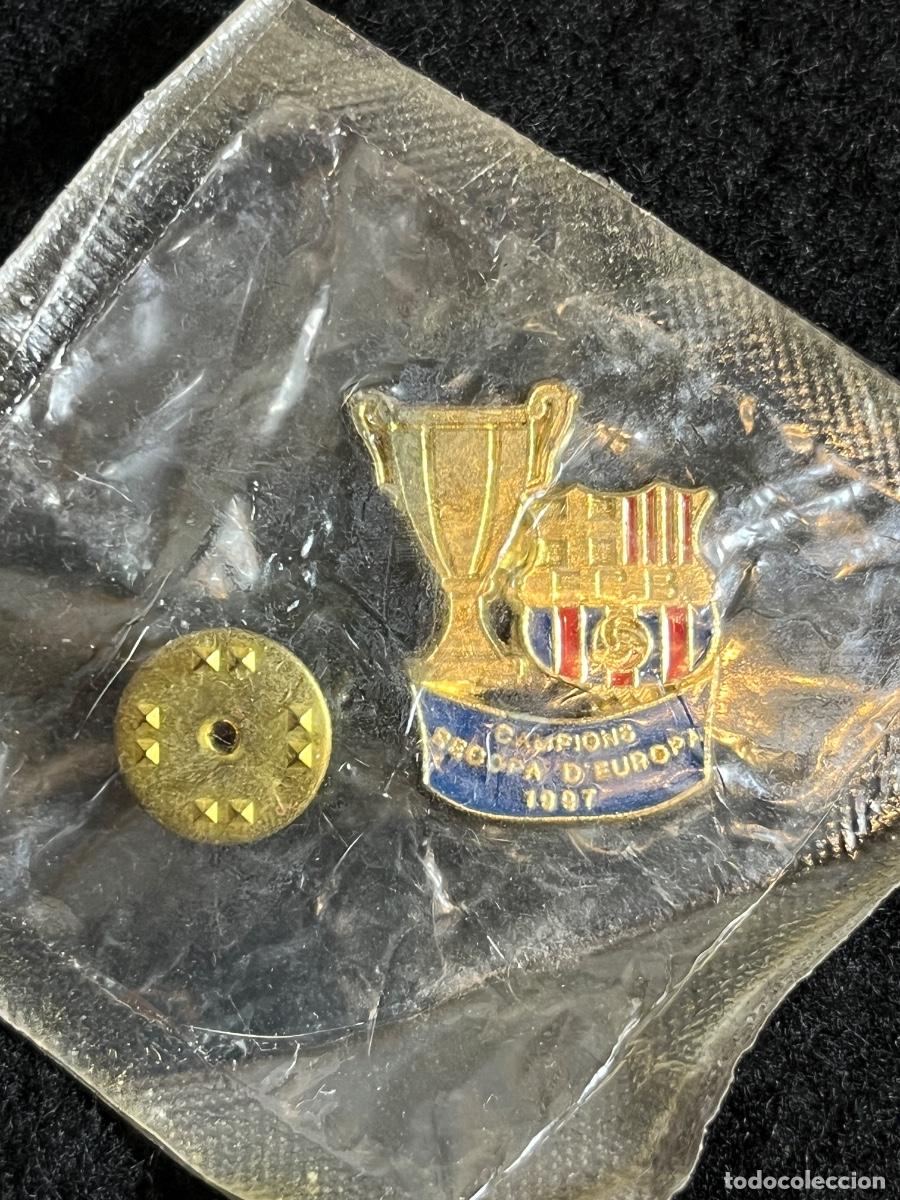 Coleccionismo deportivo: Pin Oficial FC Barcelona Campions Recopa d&rsquo;Europa 1997 en Bl&iacute;ster Original Vintage blister original