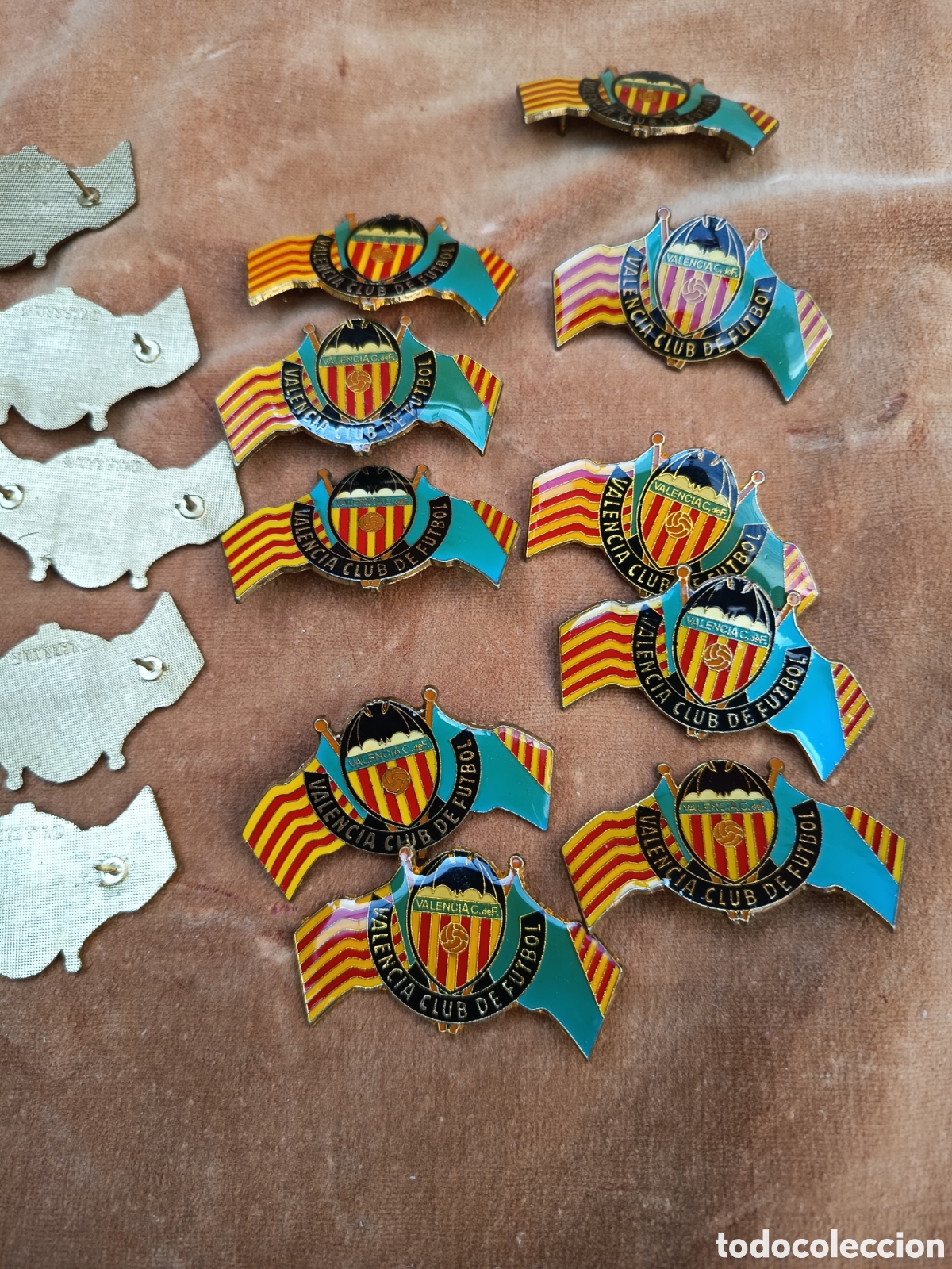 Coleccionismo deportivo: Lote 20 pins grandes Valencia Club de F&uacute;tbol raros 1995