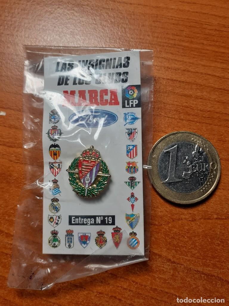 Coleccionismo deportivo: PIN REAL VALLADOLID CF - DIARIO MARCA