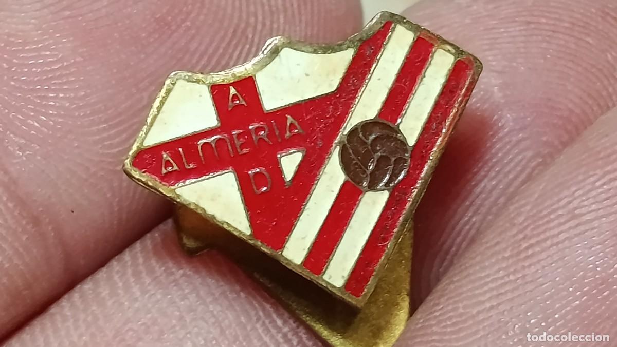 Coleccionismo deportivo: ANTIGUO PIN INSIGNIA DE OJAL ESMALTADA DE FUTBOL ALMERIA A.D AGRUPACION DEPORTIVA A&Ntilde;OS 70