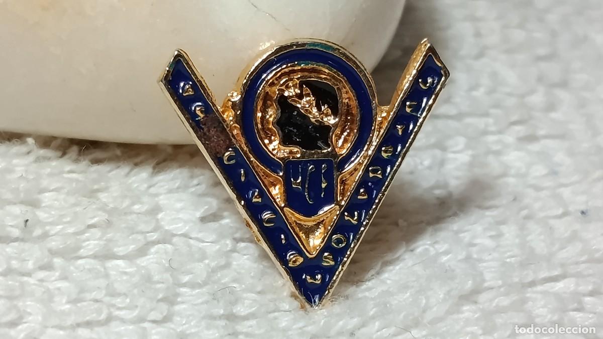 Coleccionismo deportivo: ANTIGUO PIN INSIGNIA DE FUTBOL HERCULES C.F ASOCIACION DE VETERANOS JUGADORES A&Ntilde;OS 70 - 80