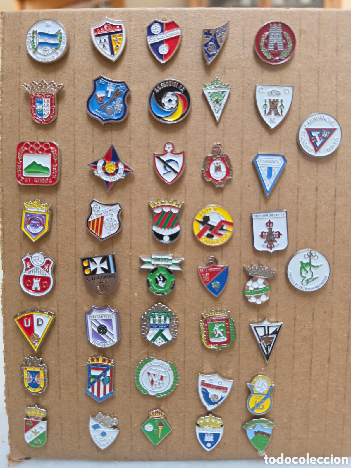 Coleccionismo deportivo: PINS DE FUTBOL. 42 INSIGNIAS EQUIPOS ESPA&Ntilde;OLES.