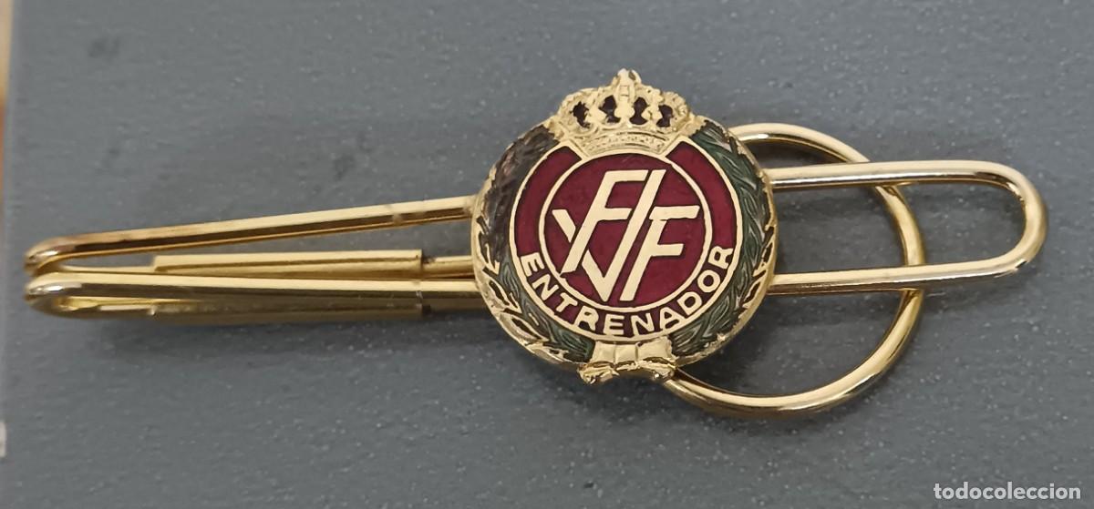 Coleccionismo deportivo: ALFILER CORBATA ENTRENADOR FEDERACI&Oacute;N VALENCIANA DE F&Uacute;TBOL 6 CM. LARGO