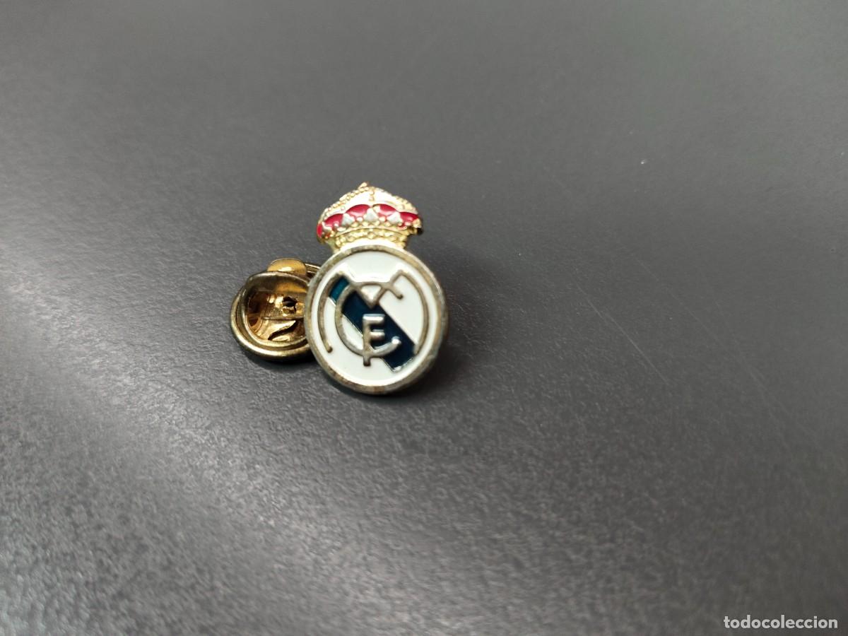 Coleccionismo deportivo: Pin del Real Madrid. RM en reverso. - Foto 1