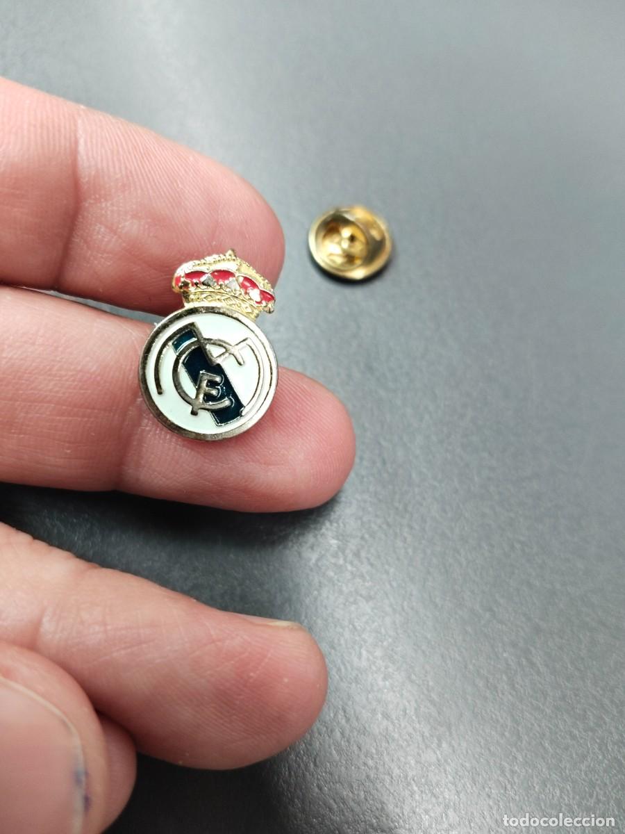 Coleccionismo deportivo: Pin del Real Madrid. RM en reverso. - Foto 2