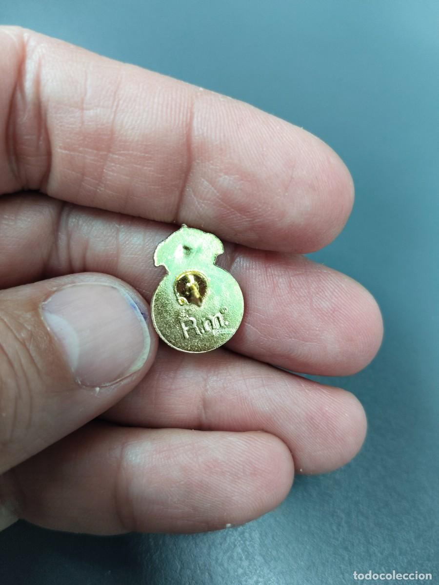 Coleccionismo deportivo: Pin del Real Madrid. RM en reverso. - Foto 3