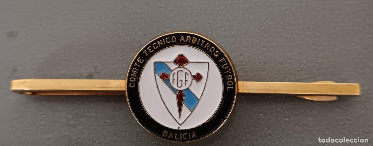Coleccionismo deportivo: ALFILER CORBATA COMIT&Eacute; T&Eacute;CNICO &Aacute;RBITROS F&Uacute;TBOL GALICIA 6 CM. LARGO