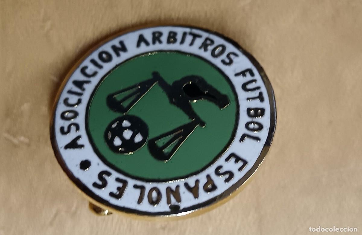 Coleccionismo deportivo: PIN INSIGNIA ASOCIACI&Oacute;N &Aacute;RBITROS F&Uacute;TBOL ESPA&Ntilde;OLES 1,5 CM. DI&Aacute;METRO