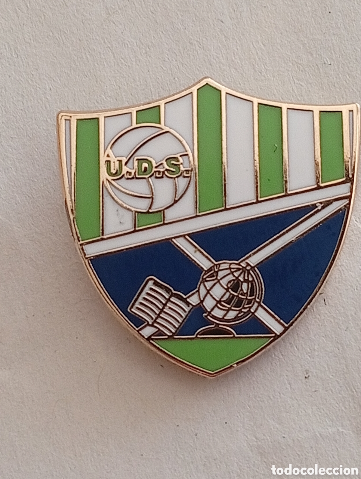 Coleccionismo deportivo: Pin - Uni&oacute;n Deportiva Salud escudo 1974 ( Tenerife)