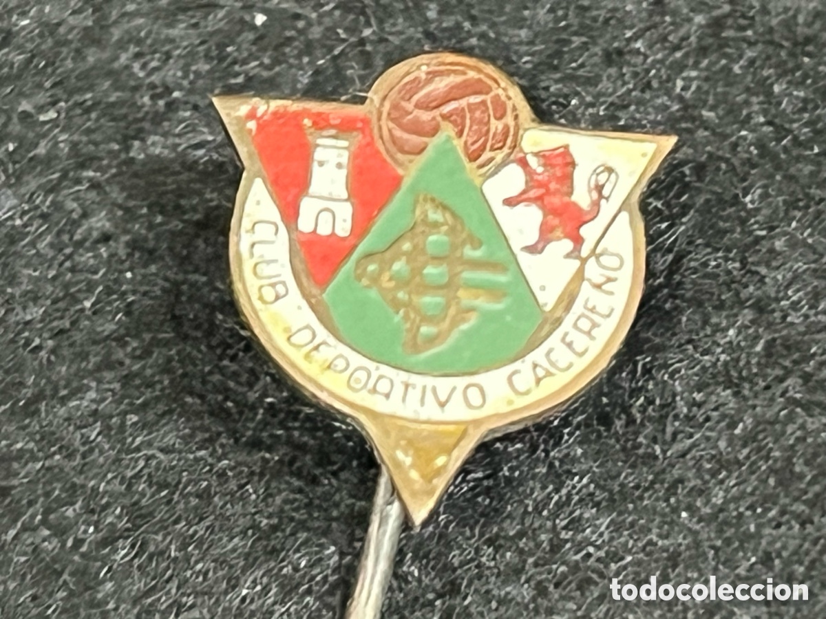 Coleccionismo deportivo: CLUB DEPORTIVO CACERE&Ntilde;O INSIGNIA DE AGUJA PIN FUTBOL C&Aacute;CERES EXTRAMADURA.